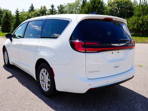 Used 2025 Chrysler Pacifica Select FWD image 6