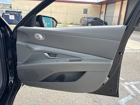 Used 2023 Hyundai Elantra SE FWD image 17