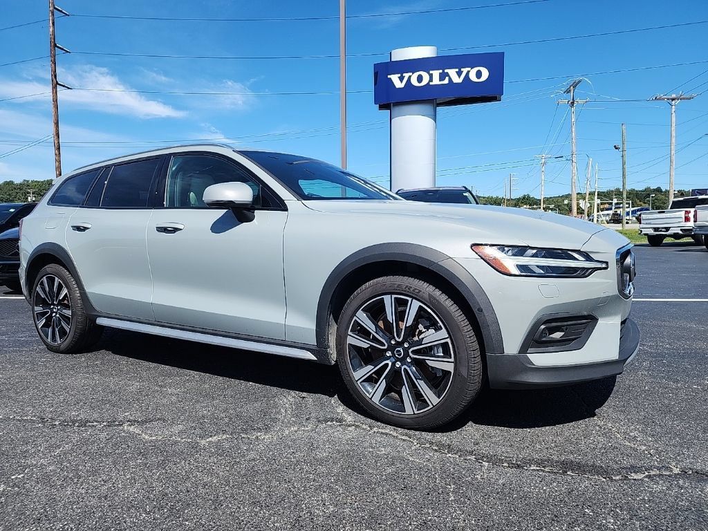 Certified 2025 Volvo V60 B5 Cross Country Ultra AWD/4WD image 1