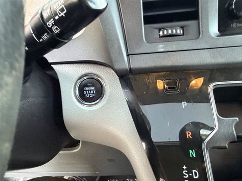 Used 2015 Toyota Sienna XLE Premium FWD image 41