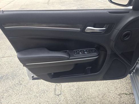 Used 2021 Chrysler 300 Touring w/ Chrome Appearance Package RWD image 19
