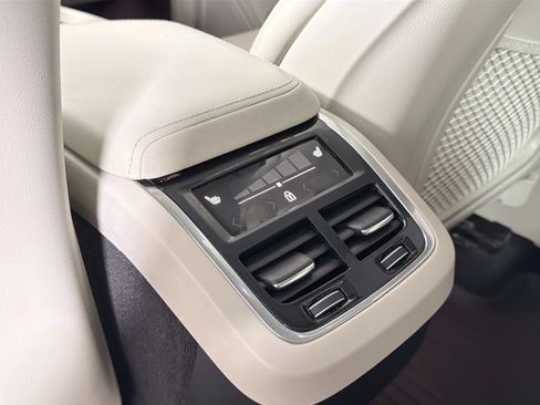 Certified 2024 Volvo XC60 B5 Ultimate AWD/4WD image 25