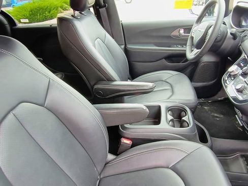 Used 2025 Chrysler Pacifica Select FWD image 11
