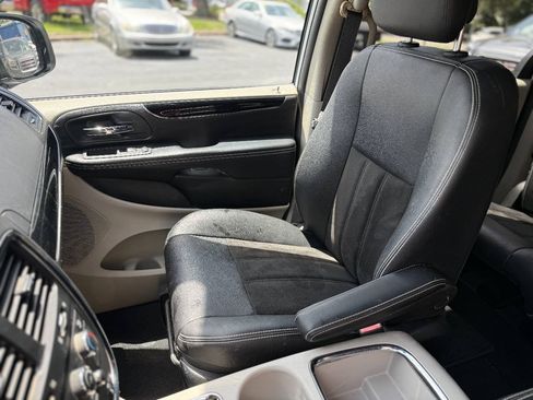 Used 2019 Dodge Grand Caravan SXT FWD image 9