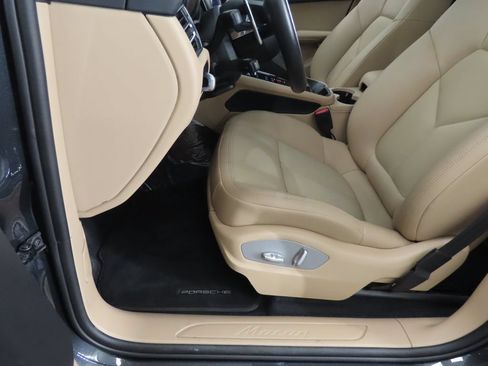 Certified 2024 Porsche Macan AWD/4WD image 38