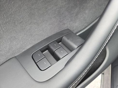 Used 2025 Tesla Model Y Long Range image 8