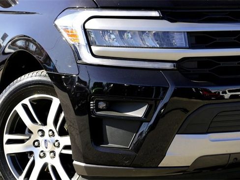 Used 2024 Ford Expedition Max XLT image 3