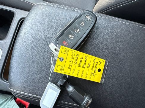 Used 2019 Ford Escape SE FWD image 12