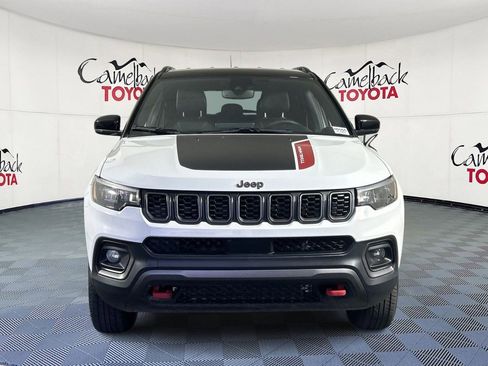 Used 2025 Jeep Compass Trailhawk image 3