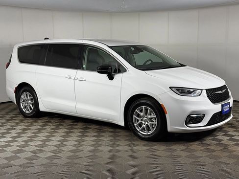 Used 2024 Chrysler Pacifica Touring-L image 45