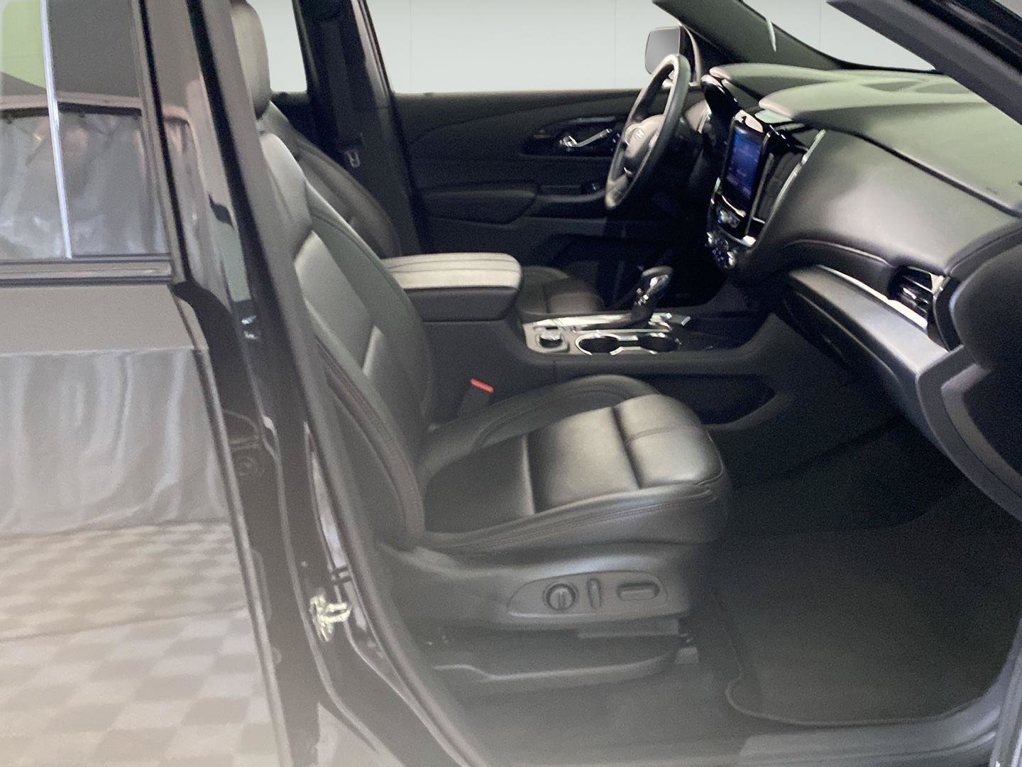 Certified 2023 Chevrolet Traverse RS FWD image 30