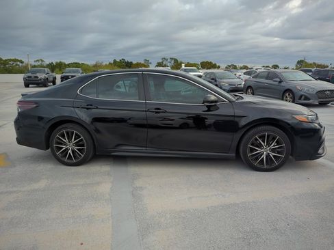 Used 2024 Toyota Camry SE image 4