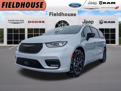 New 2026 Chrysler Pacifica Select w/ S Appearance Package