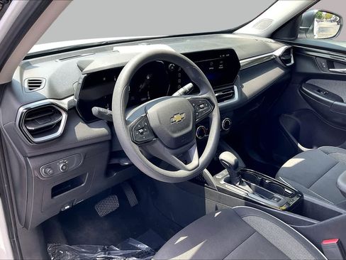Used 2025 Chevrolet TrailBlazer LS w/ LS Convenience Package FWD image 14