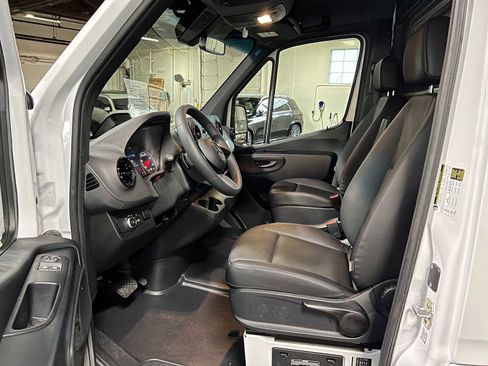 Used 2025 Mercedes-Benz Sprinter 2500 image 22