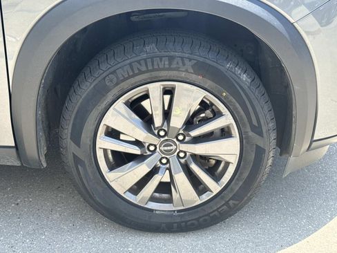 Used 2024 Nissan Pathfinder SV FWD image 4