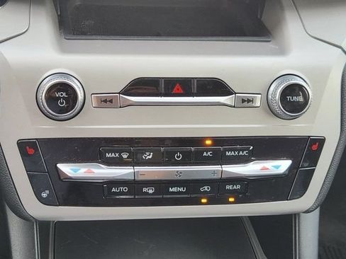 Used 2024 Ford Explorer XLT w/ Equipment Group 202A RWD image 16