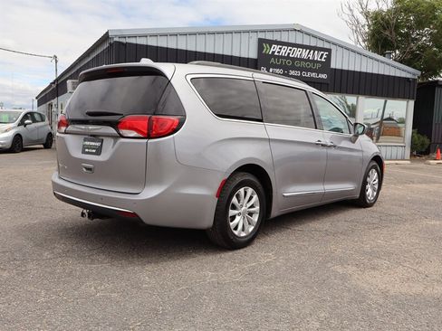 Used 2017 Chrysler Pacifica Touring-L FWD image 3