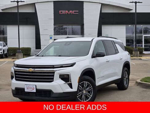 Used 2025 Chevrolet Traverse LT image 1