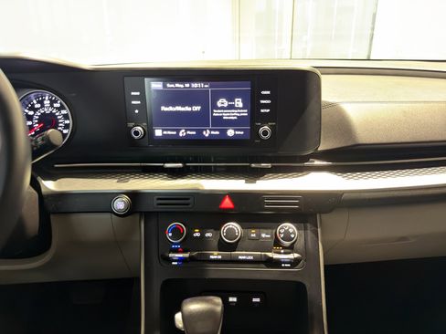 Used 2024 Kia Carnival LX FWD image 18
