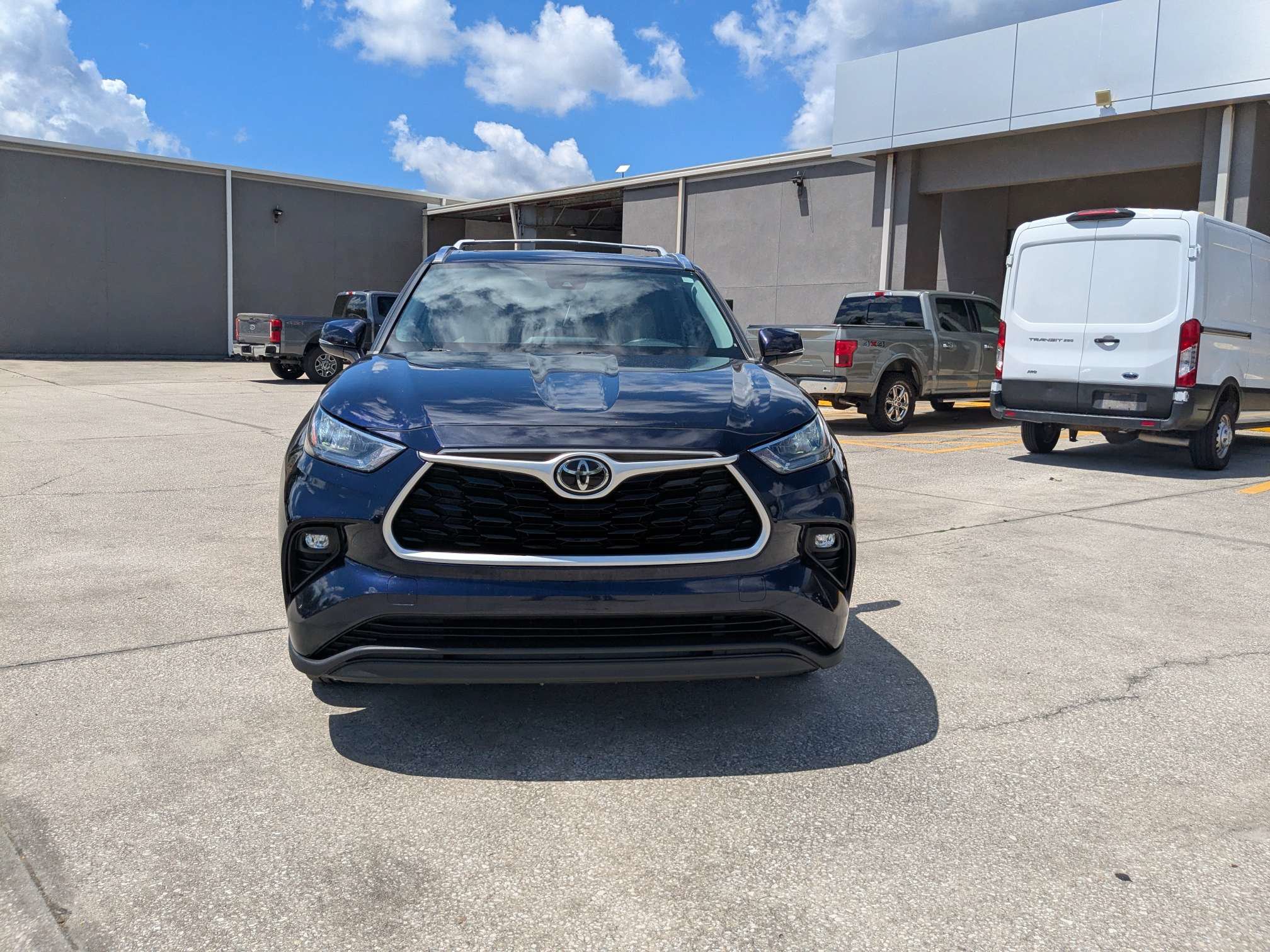 Used 2020 Toyota Highlander XLE AWD/4WD image 9