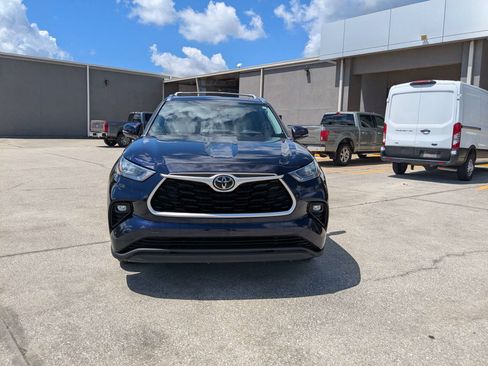 Used 2020 Toyota Highlander XLE AWD/4WD image 9