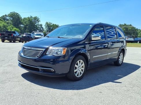 Used 2012 Chrysler Town & Country Touring-L w/ Driver Convenience Group FWD image 2