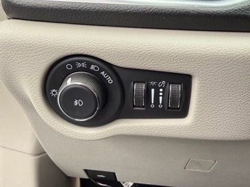 Used 2022 Chrysler Pacifica Limited FWD image 34