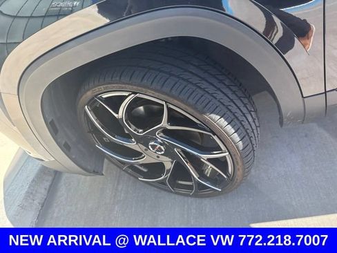 Used 2024 Volkswagen Atlas Cross Sport SE w/ Panoramic Sunroof Package FWD image 4