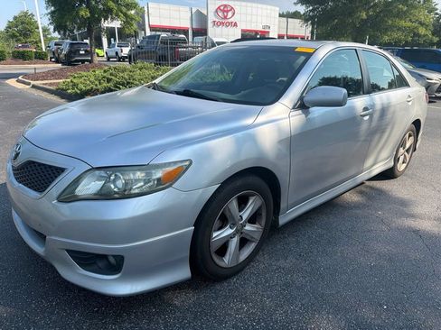 Used 2011 Toyota Camry SE w/ SE Extra-Value Pkg #1 FWD image 2