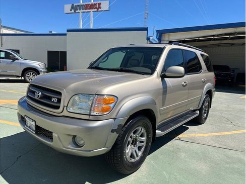 Used 2004 Toyota Sequoia SR5 RWD image 2