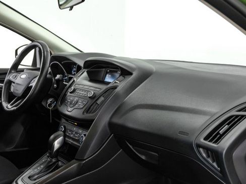 Used 2018 Ford Focus SE w/ SE Appearance Package image 10