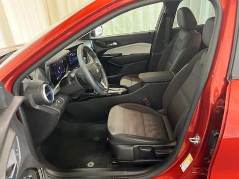 Used 2024 Chevrolet Trax LT w/ Driver Confidence Package FWD image 3