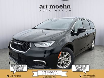 Used 2025 Chrysler Pacifica Select