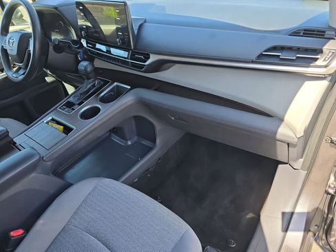 Used 2021 Toyota Sienna LE FWD image 11
