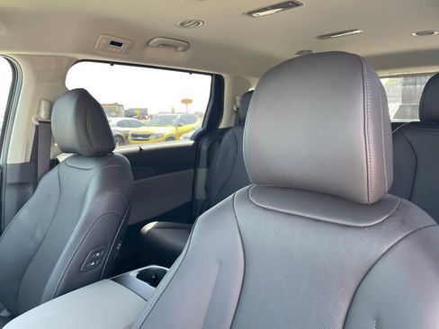New 2026 Kia Carnival EX image 23