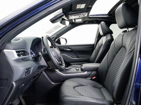 Used 2023 Toyota Highlander XSE image 6