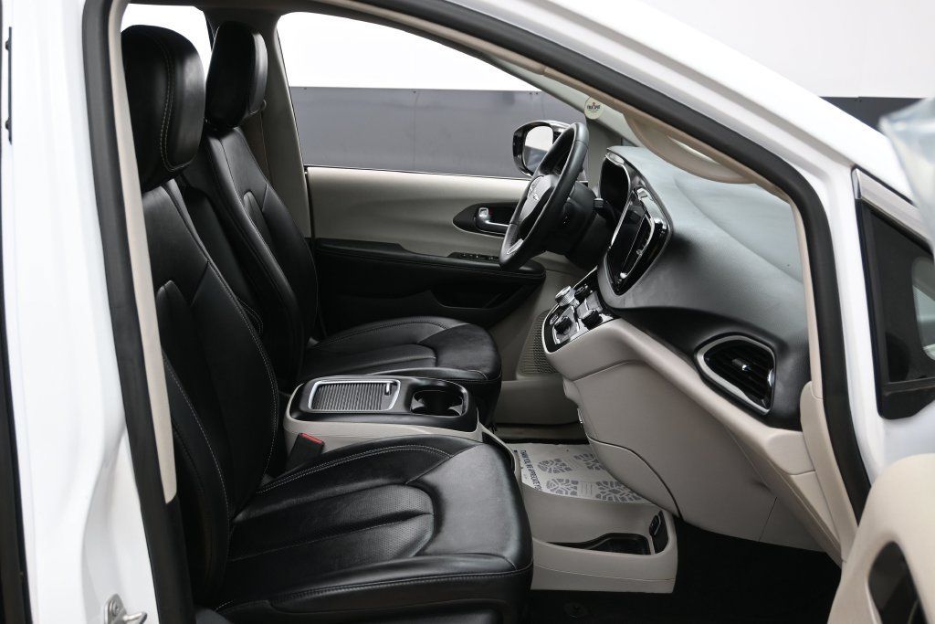 Used 2024 Chrysler Pacifica Touring-L FWD image 27