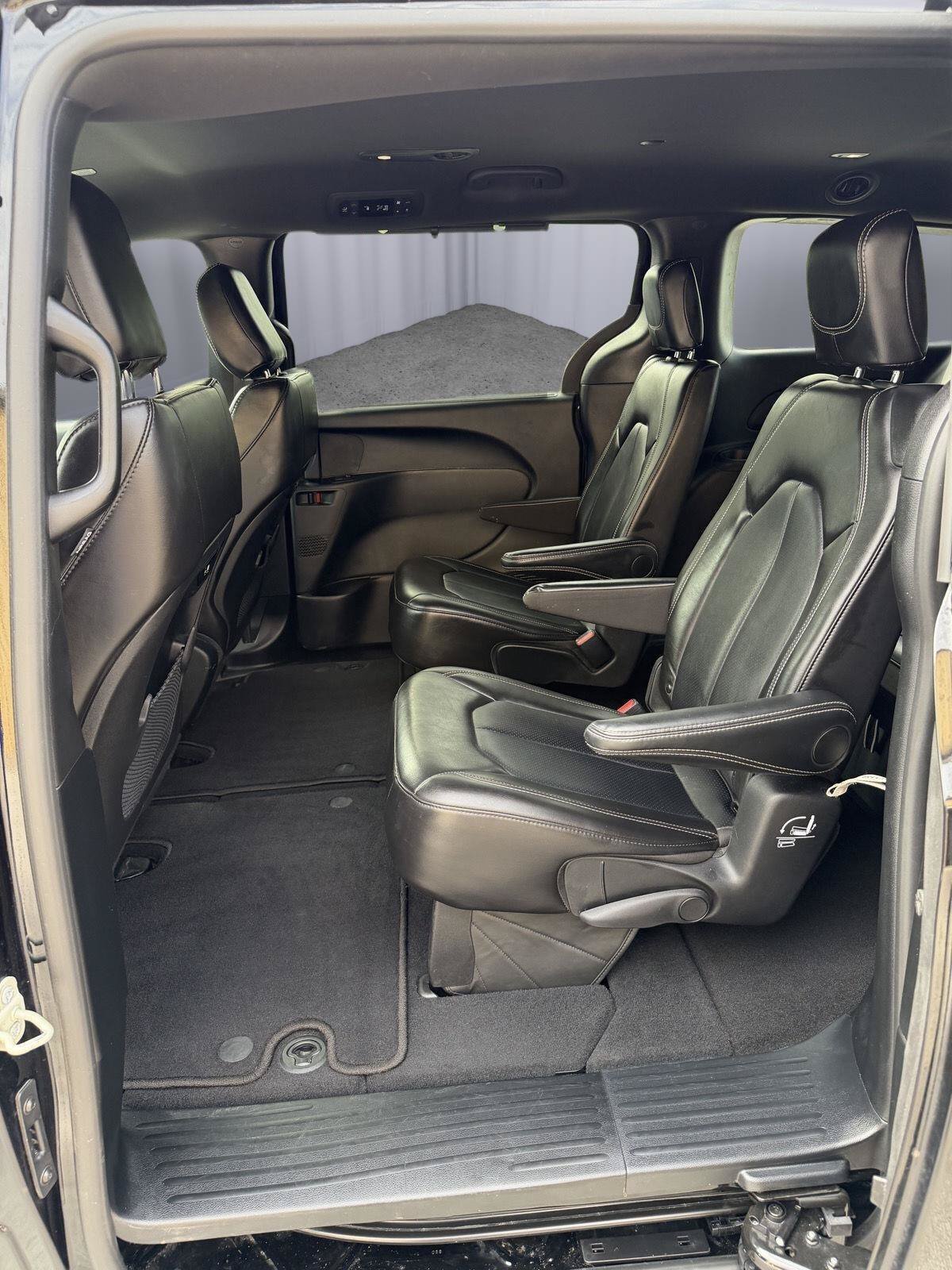 Used 2025 Chrysler Pacifica Select FWD image 21