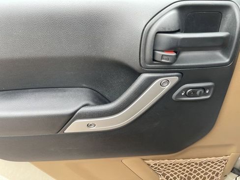 Used 2017 Jeep Wrangler Rubicon w/ Power Convenience Group image 12