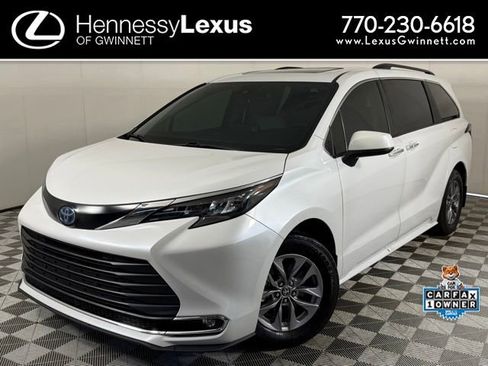 Used 2024 Toyota Sienna XLE FWD image 1