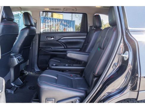 Used 2019 Toyota Highlander SE w/ Nightshade Edition AWD/4WD image 13