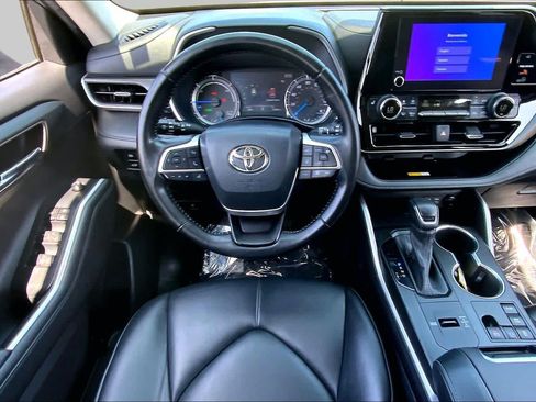 Used 2023 Toyota Highlander XLE AWD/4WD image 6