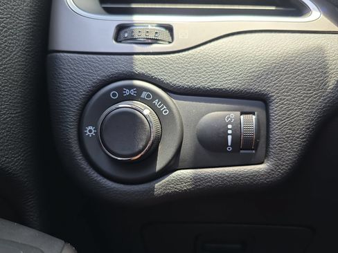 Used 2021 Jeep Cherokee Latitude FWD image 25