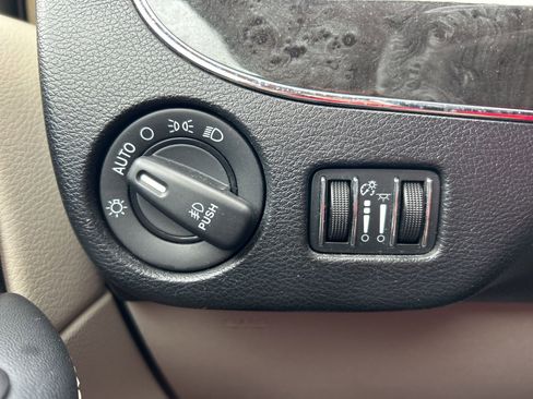 Used 2016 Chrysler Town & Country Touring-L image 27