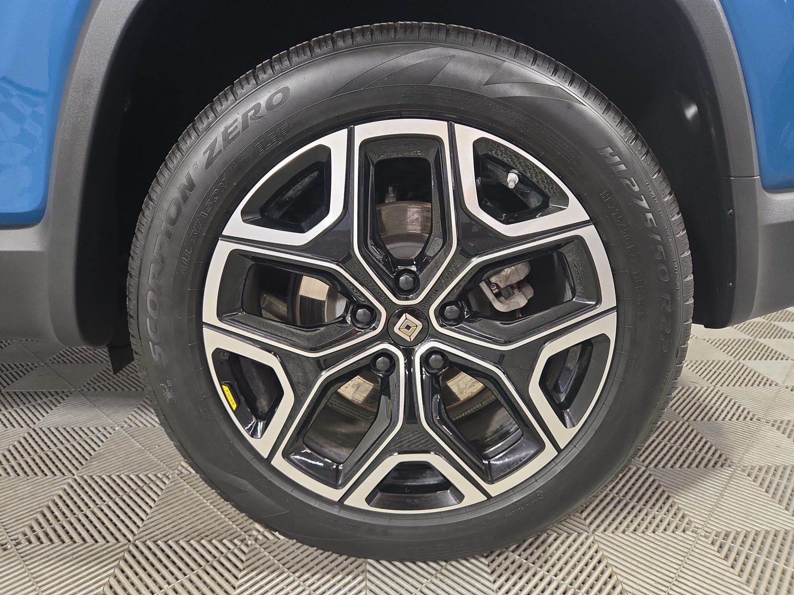 Used 2025 Rivian R1S Adventure Dual AWD/4WD image 10