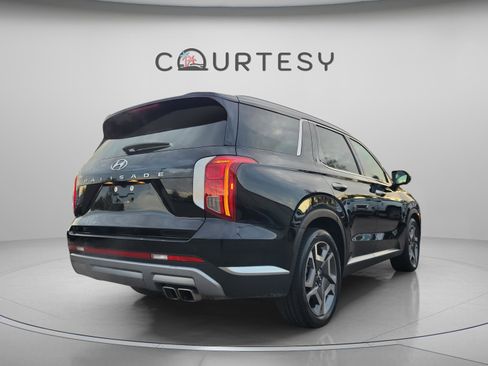 Certified 2023 Hyundai Palisade Limited FWD image 4