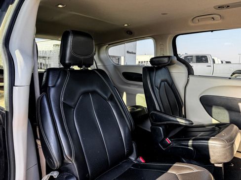 Used 2023 Chrysler Pacifica Touring-L image 22