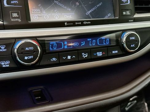 Used 2018 Toyota Highlander Limited Platinum AWD/4WD image 16