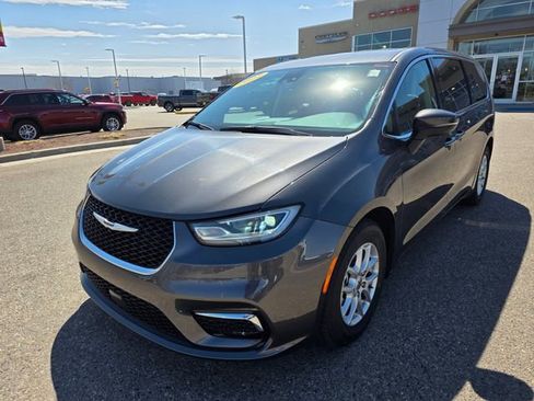 Used 2023 Chrysler Pacifica Touring-L FWD image 2